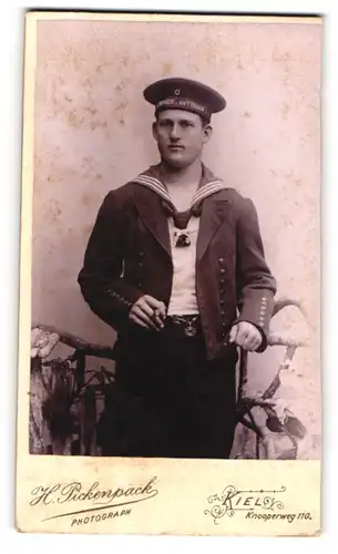 Fotografie H. Pickenpack, Kiel, Knooperweg 110, Matrose in Uniform mit Mützenband Matrosen-Division I.