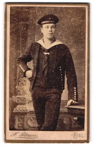 Fotografie H. Petersen, Kiel, Dänische Str. 42, Portrait Matrose in Uniform mit Mützenband Kaiserliche Marine