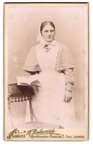 Fotografie H. Ratkowsky, Hamburg, Wandsbecker Chaussee 2, Portrait Frau als Dienstmagt in Uniform mit Kopftuch