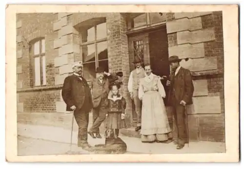 Fotografie unbekannter Fotograf und Ort, Familie mit Tochter und grossen schwarzen Hund vor dem Wohnhaus