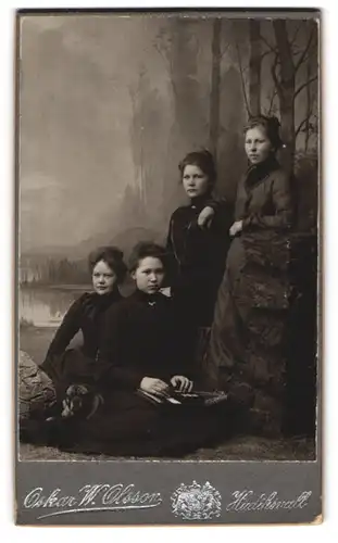 Fotografie Oskar W. Ollson, Hudiksvall, Portrait vier junge Damen in Kleidern mit Zither auf dem Schoss