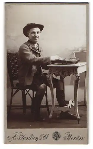 Fotografie A. Jandorf, Berlin, Spittelmarkt 16 /17, junger Mann in bayrischer Tracht spielt auf der Zither