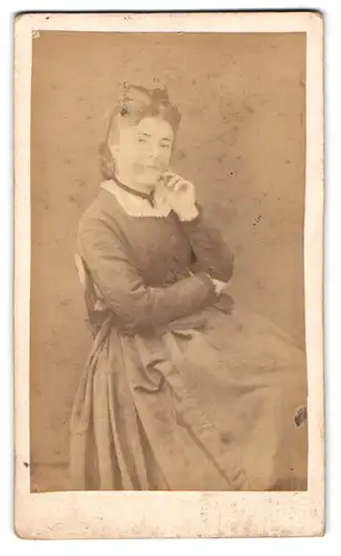 Fotografie Gaston Gerard, Paris, Portrait junge Frau im Biedermeierkleid mit hochgesteckten Haaren