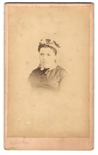 Fotografie Baillot, Yonne, Rue de l`Hotel-de-Ville, Portrait Dame im seidenen Biedermeierkleid mit Kopfschmuck