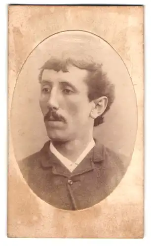 Fotografie unbekannter Fotograf und Ort, Herr im Anzug mit Moustache