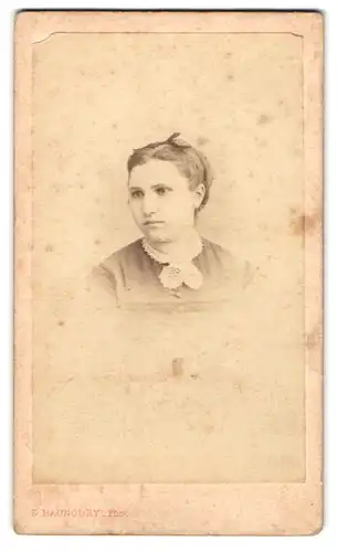 Fotografie E. Maunoury, Paris, Rue des St. Peres 13, Portrait Frau Ines im Biedermeierkleid mit Spitzenkragen, 1869
