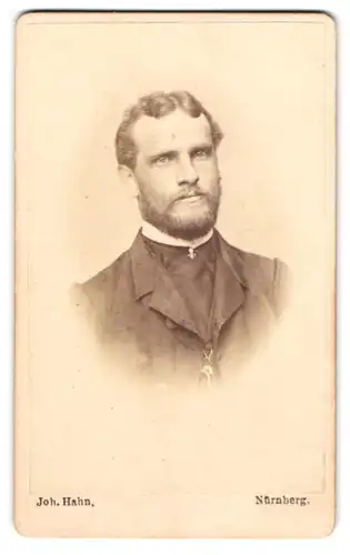 Fotografie Joh. Hahn, Nürnberg, Portrait Oscar von Partelstein im Anzug mit Vollbart, 1871