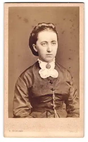 Fotografie E. Schink, Essen, Portrait junge Dame im seindenen Biedermeierkleid mit Brosche