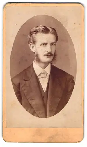 Fotografie Henrici & Garns, Philadelphia / PA, 2nd Strett, Portrait junger Amerikaner mit Backenbart und Moustache