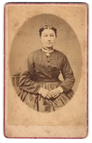 Fotografie L. Mertens, Rendsburg, Portrait Dame im Biedermeierkleid mit Brosche