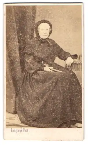 Fotografie Langrene, Luneville, Portrait ältere Dame im dunklen Kleid mit Haube