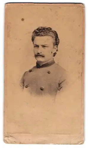 Fotografie L. Liebich, Weilburg, Portrait Herr im Anzug mit Locken und Moustache