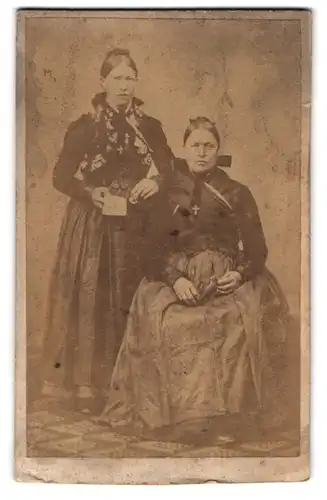 Fotografie unbekannter Fotograf und Ort, Portrait zwei Damen in Biedermeierkleidern mit Haarschleifen