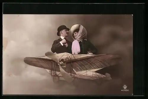 AK Turtelndes Paar auf einem Flugzeug hoch in den Wolken