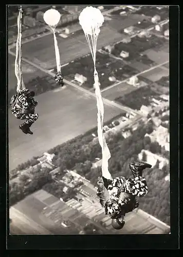 AK Fallschirmjäger der tschechischen Luftwaffe kurz nach dem Absprung
