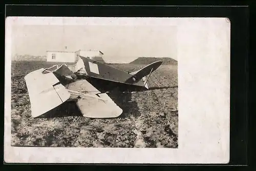 Foto-AK Abgestürztes Flugzeug in Trümmern