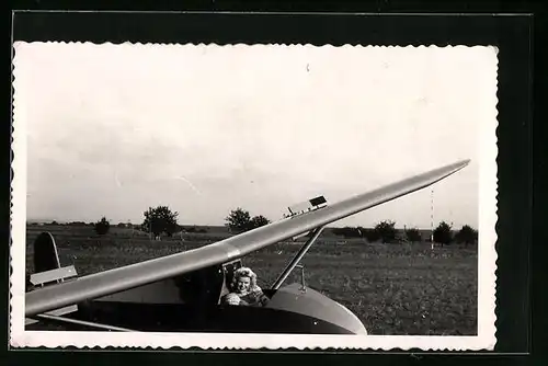 Foto-AK Hübsche Blondine in einem Segelflugzeug