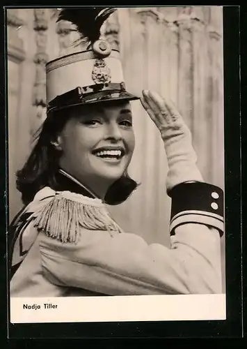 AK Schauspielerin Nadja Tiller in Uniform