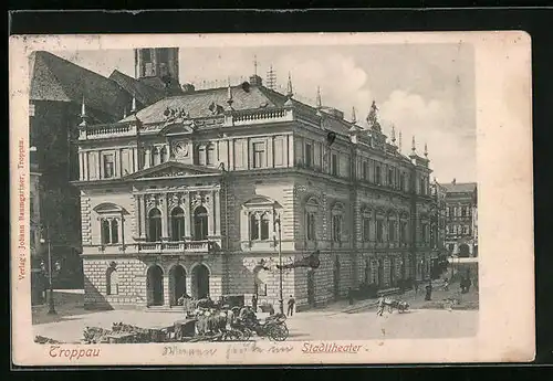AK Troppau, Stadttheater aus der Vogelschau mit Droschken