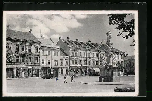 AK Göding, Marktplatz mit Denkmal