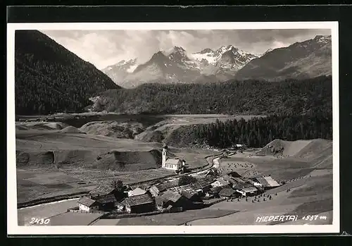 AK Niederthai, Ortsansicht aus der Vogelschau mit Alpenpanorama