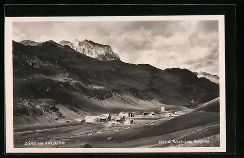 AK Zürs a. Arlberg, Ortsansicht mit Alpenpanorama