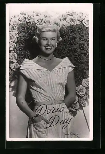 AK Schauspielerin Doris Day im weissen Sommerkleid