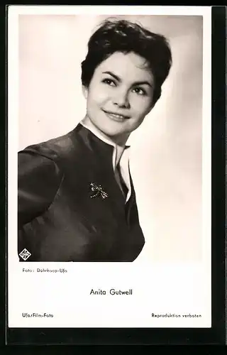 AK Schauspielerin Anita Gutwell lächelt