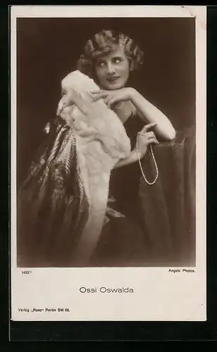 AK Schauspielerin Ossi Oswalda mit Pelz und Perlenkette in der Hand