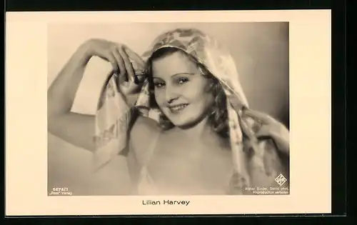AK Schauspielerin Lilian Harvey mit Handtuch über dem Kopf