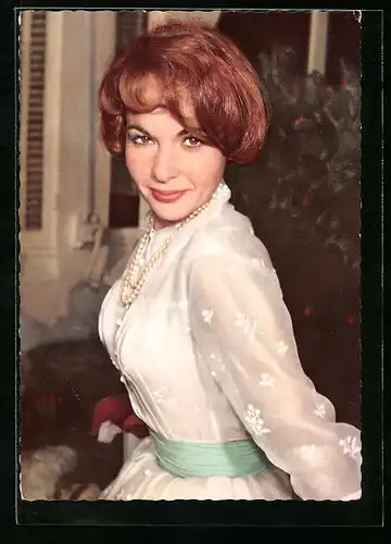 AK Schauspielerin Francoise Arnoul mit einer Perlenkette