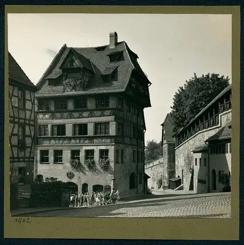 Fotografie unbekannter Fotograf, Ansicht Nürnberg, Strasse am Albrecht-Dürer-Haus 1962