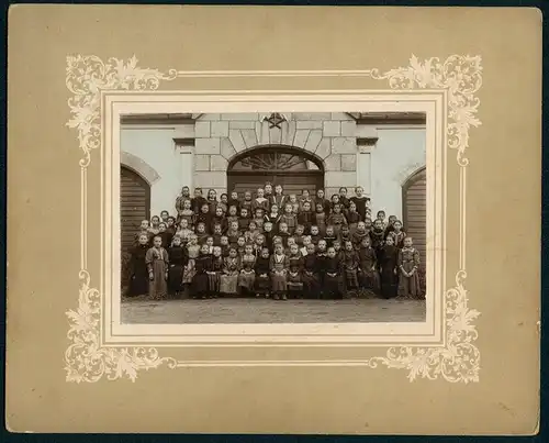 Fotografie Joh. Liebwein, Tittling, Ansicht Tittling, Schulmädchen & Lehrerin vor der Feuerwache - Feuerwehr