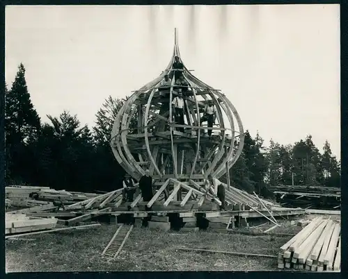 Fotografie J. Dietl, Falkenstein, Ansicht Gfäll bei Falkenstein, Zimmerleute & Pfarrer Heigl, Kirchenspitze Filialkirche