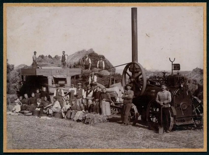 Fotografie Lanz - Lokomobil und Dreschmaschine von Ludwig Nett in Heinzenberg, Feldarbeiter machen Pause 0