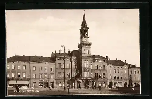 AK Ölsnitz i. V., Markt mit Geschäften und Rathaus