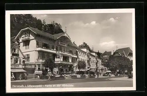 AK Herrenalb i. Schwarzwald, Partie an der Albbrücke mit Café Harzer, Hotel Sonne und Photohaus