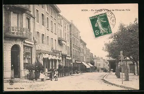 AK Boen-sur-Lignon, Un Coin de la Place de l`Hotel de Ville
