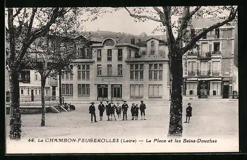 AK Le Chambon-Feugerolles, La Place et les Bains-Douches