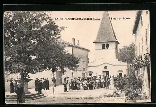 AK Pouilly-sous-Charlieu, Sortie de Messe