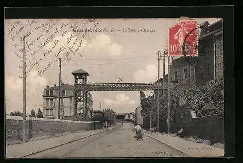 AK Grand-Croix, Le Monte-Charges