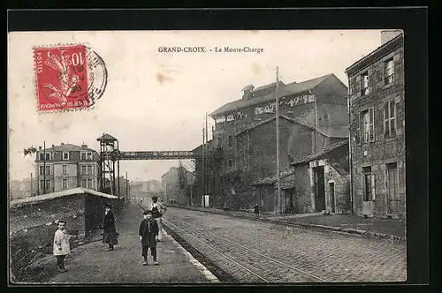 AK Grand-Croix, Le Monte-Charge