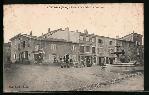 AK Montagny, Place de la Mairie, La Fontaine
