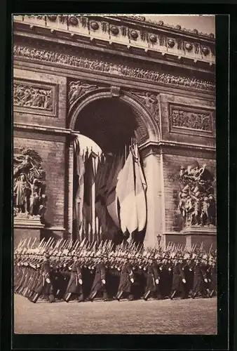 AK Paris, Französische Soldaten marschieren am Triumphbogen vorbei