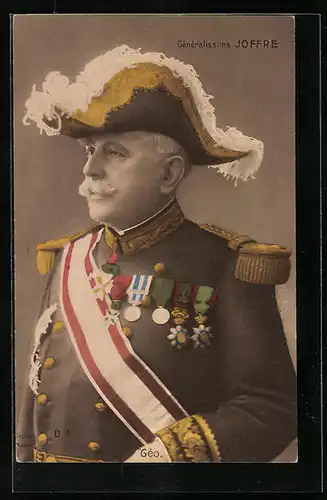 AK Französischer General Joffre, Halbporträt in Uniform mit zahlreichen Orden