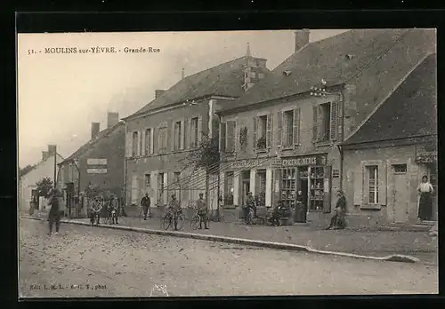 AK Moulins-sur-Yevre, Grande Rue