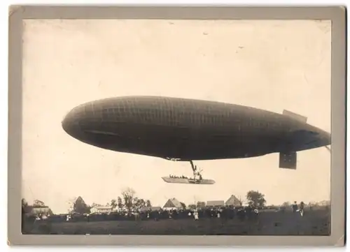 Fotografie unbekannter Fotograf, Ansicht Freiberg i. Sa., Parseval P.L. 6 Luftschiff bei der Landung am Stollnhaus 1914