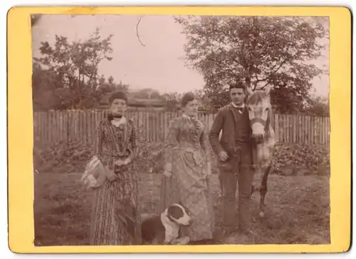 Fotografie Herr & Damen wohl gekleidet mit Pferd & Hund 1890