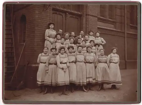 Fotografie Damen-Gruppe einer Turnvereinigung, Turnerinnen tragen alle das gleiche Outfit