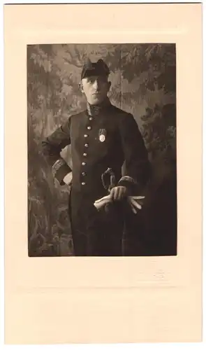 Fotografie Oscar Poeckl, München, Portrait Adolf Hartmann-Trepka Bayer. Kammermusiker & Schriftsteller in Uniform